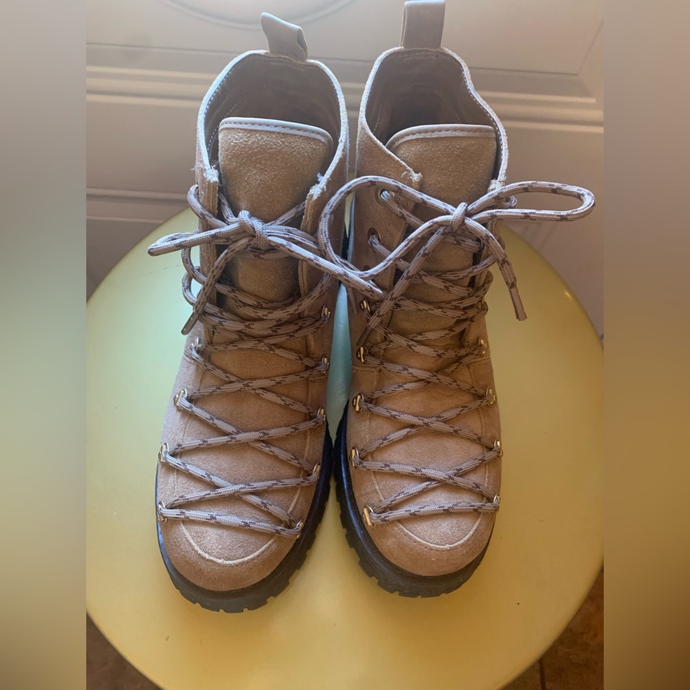 Women Boots 🥾 Size 8.5